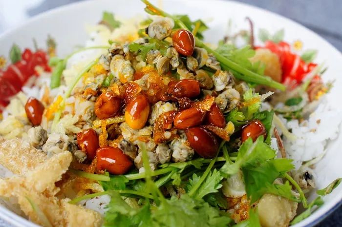 Không gian ấm cúng tại quán cơm hến Dì Anh