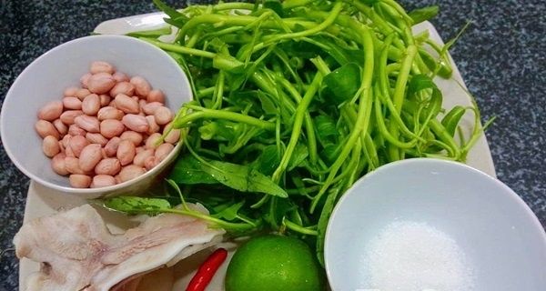Hình ảnh thành phẩm tai heo nộm rau muống hấp dẫn