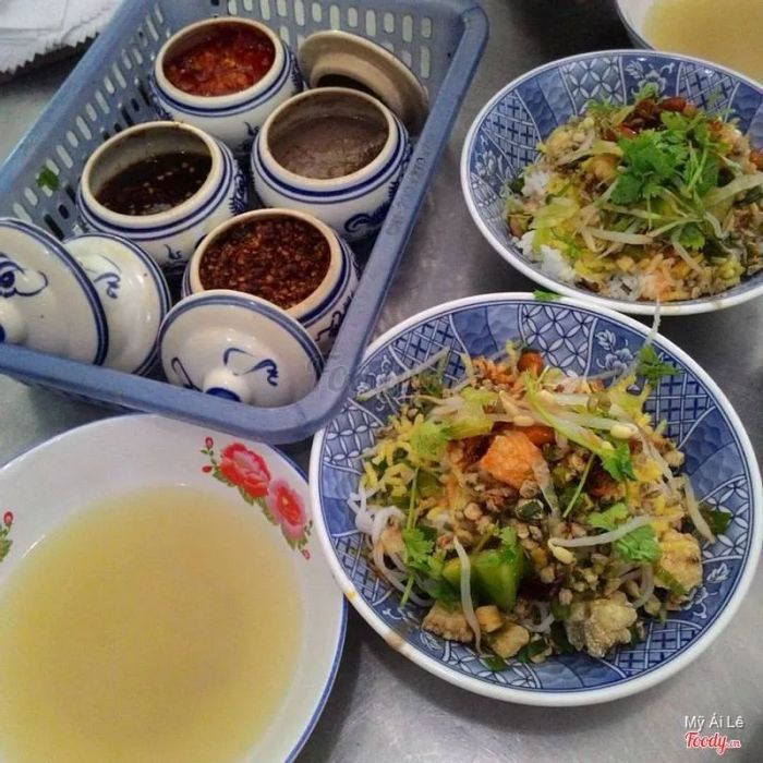 Hình ảnh không gian xanh mát và tô cơm hến Bà Cam hấp dẫn