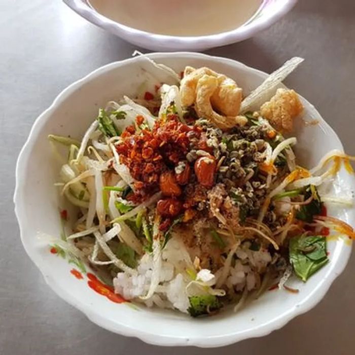 Hình ảnh tô cơm hến O Xê vàng ươm hấp dẫn