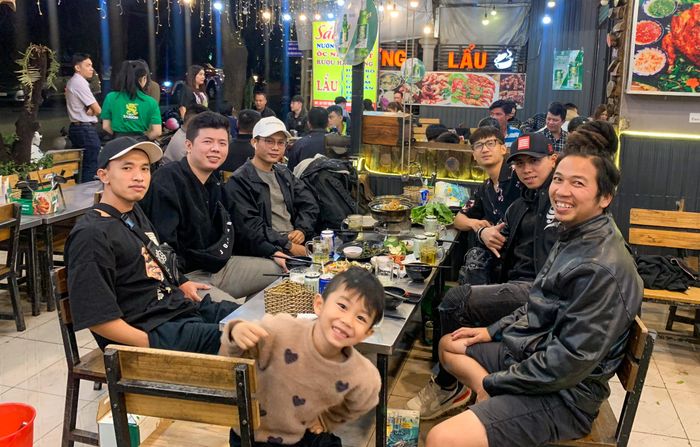 Không gian ấm cúng và món ngon đặc trưng tại Sáu Hít