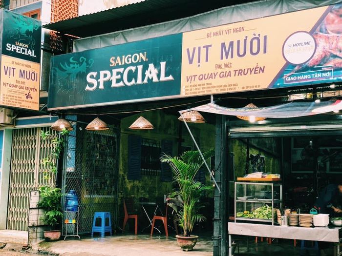 Hình ảnh món vịt quay vàng ruộm tại Vịt Mười