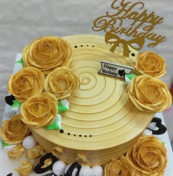 Góc trưng bày bánh ngọt đầy màu sắc tại Tân Tân Bakery
