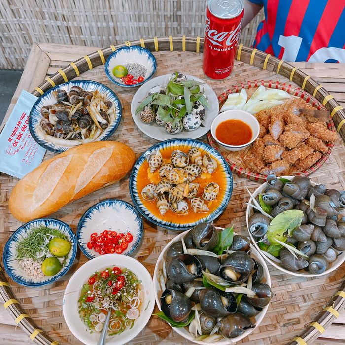 Bộ sưu tập ốc và nem chua rán đặc sắc - Ảnh 2