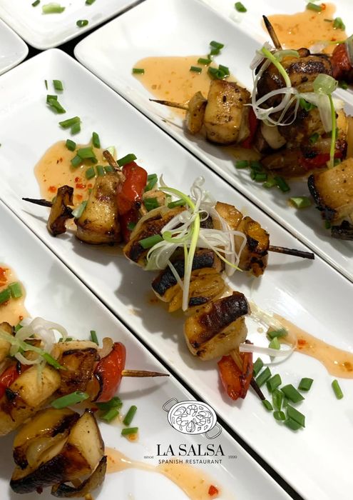 Món ăn tại La Salsa không chỉ là sự kết hợp tuyệt vời giữa hương vị và màu sắc mà còn là một tác phẩm nghệ thuật. Các món ăn truyền thống Tây Ban Nha như Tapas, Paella, Sangria, cùng với nguyên liệu cao cấp như bò Úc Black Angus, cá hồi Na Uy, và đùi cừu Pháp, sẽ khiến bạn không thể cưỡng lại.