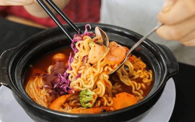 Hình ảnh tô mì cay Sarang 12 cấp độ đầy hấp dẫn