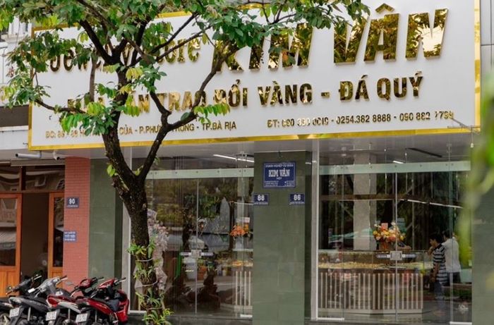 Không gian trưng bày ấn tượng tại Kim Vân Jewelry