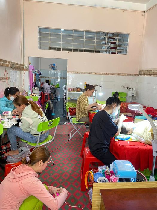 Học viên thực hành kỹ thuật nail chuyên nghiệp tại Phương Nails & Mi