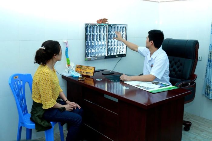 Hình ảnh đầu tiên về Phòng chuẩn trị YHCT Lương Y Lê Văn Thọ - không gian chữa bệnh đậm chất truyền thống nhưng vẫn hài hòa với yếu tố hiện đại.