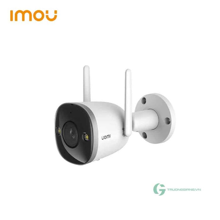 Hình ảnh 2 ghi lại quy trình lắp đặt camera chuẩn kỹ thuật của đội ngũ kỹ thuật viên Trường Giang Computer