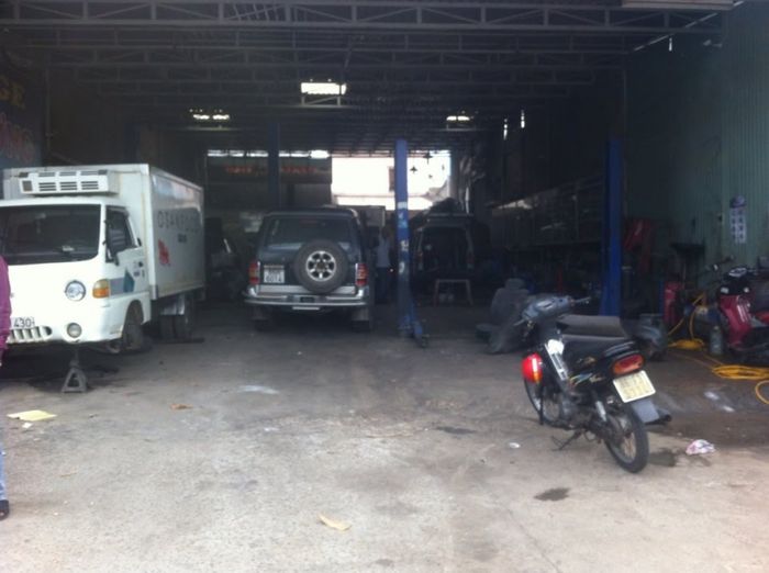 Hình ảnh thực tế về không gian làm việc hiện đại và đội ngũ kỹ thuật lành nghề tại Garage Ô Tô Phú Cường.