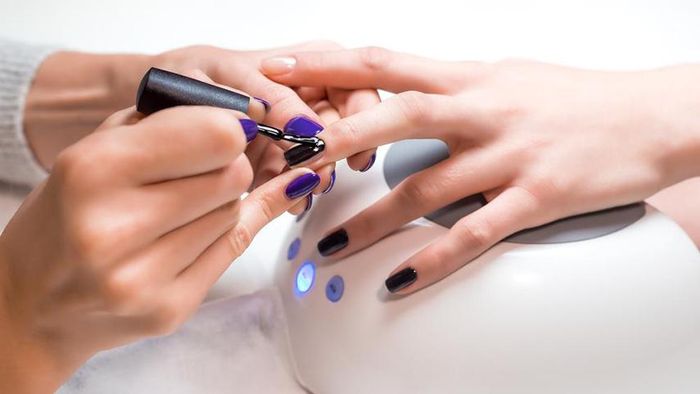 Hình ảnh minh họa (Nguồn: Internet) - Bàn tay nghệ nhân đang thực hiện tác phẩm nail