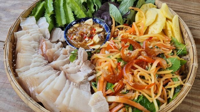 Không Gian Ấm Cúng Tại Quán Cơm Tường Vy (Ảnh 2)