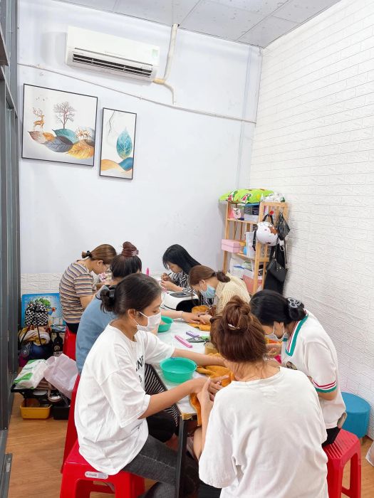 Học viên thực hành kỹ thuật nail chuyên nghiệp tại Khuyên PT Nails
