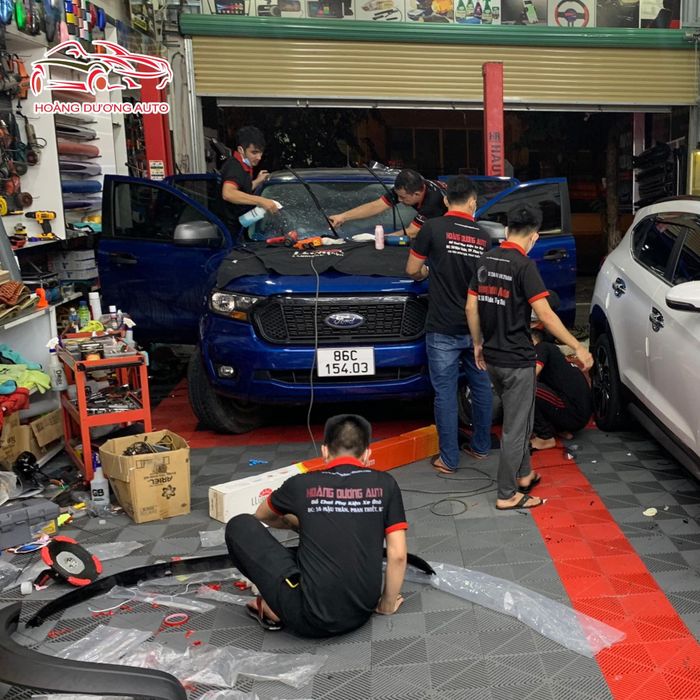 Hình ảnh đội ngũ kỹ thuật viên Hoàng Dương Auto đang thực hiện quy trình sửa chữa chuẩn OEM
