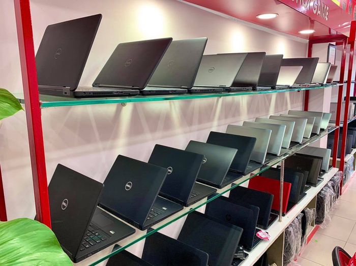 Bộ sưu tập laptop đa dạng tại chi nhánh Hàm Nghi