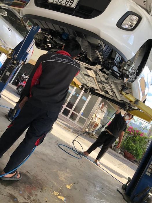 Hình ảnh xưởng dịch vụ hiện đại tại Garage Phong - Nơi công nghệ gặp gỡ tay nghề cao
