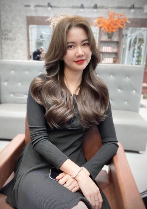 Những kiểu tóc uốn thời thượng được tạo bởi đội ngũ chuyên gia tại Hair Salon Nguyễn
