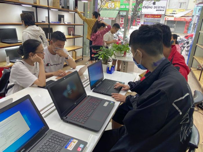 Bộ sưu tập laptop đa dạng tại showroom T&T