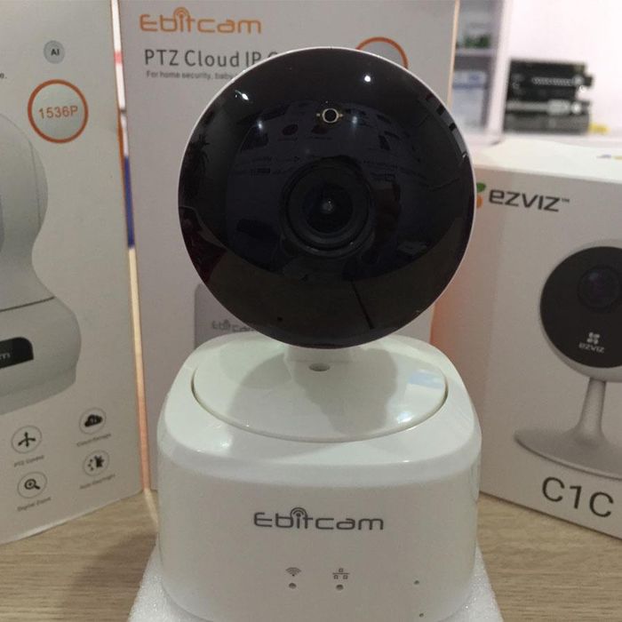 Hình ảnh 2 ghi lại quy trình lắp đặt camera chuyên nghiệp của đội ngũ kỹ thuật viên T-Gia