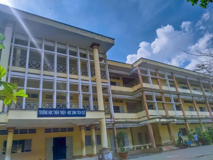 Khám phá hình ảnh ấn tượng về ngôi trường THCS THPT Long Phú qua góc nhìn nghệ thuật