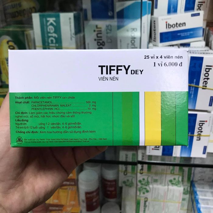 Hình ảnh thiết bị hiện đại và đội ngũ kỹ thuật viên lành nghề
