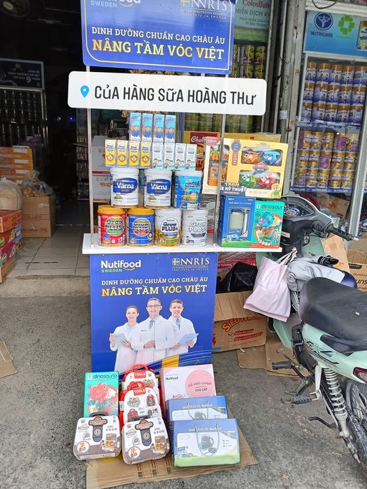 Góc trưng bày sản phẩm đa dạng tại Shop Sữa Hoàng Thư