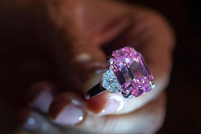 Không gian trưng bày sang trọng tại Hưng Phú Hào Diamond Jewelry