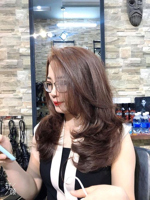 Minh Hair Salon qua góc nhìn đầu tiên - nơi lưu giữ những khoảnh khắc đẹp về không gian sang trọng và dịch vụ chuyên nghiệp.