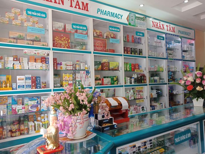 Không gian phục vụ ấm cúng tại Nhà Thuốc Nhân Tâm