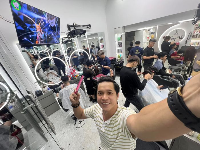 Những tác phẩm nghệ thuật tại Salon Tony Tài