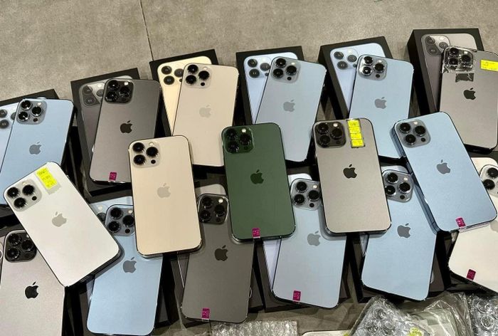 Hình ảnh đội ngũ kỹ thuật viên Tâm Đức Mobile
