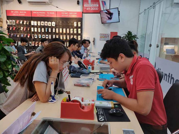 Hình ảnh khách hàng hài lòng khi nhận lại điện thoại đã được sửa chữa tại Điện Thoại Vui