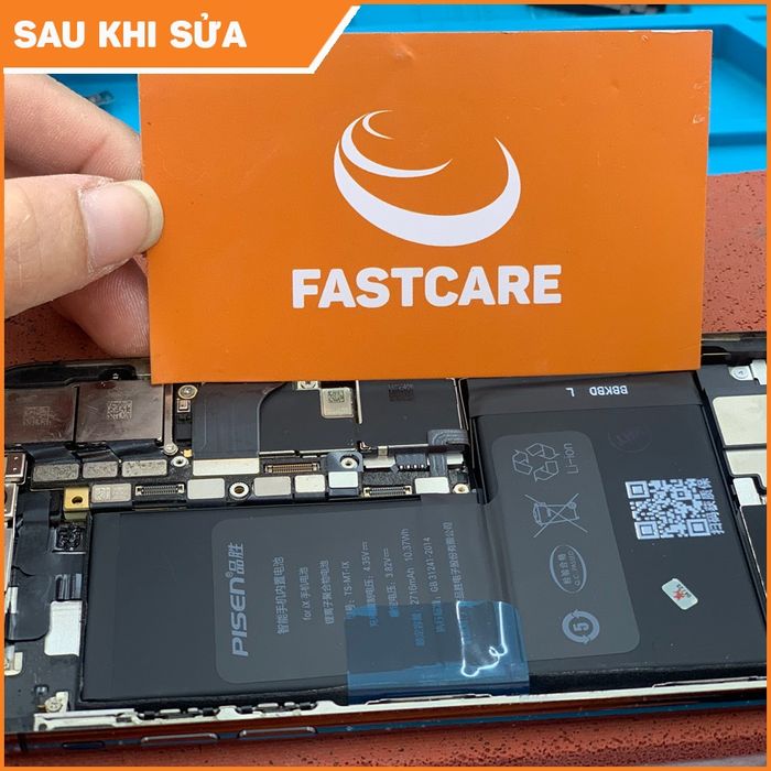 Hình ảnh kỹ thuật viên FASTCARE đang thực hiện thao tác chính xác trên từng linh kiện điện thoại