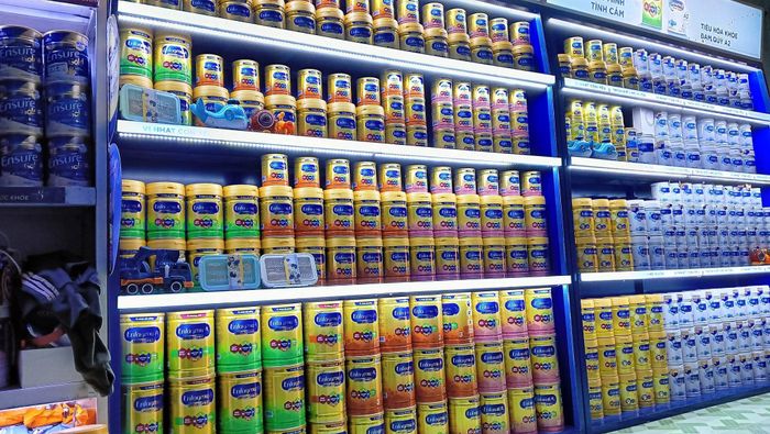 Góc trưng bày sản phẩm đa dạng tại Tiệm Sữa Tân Tiến