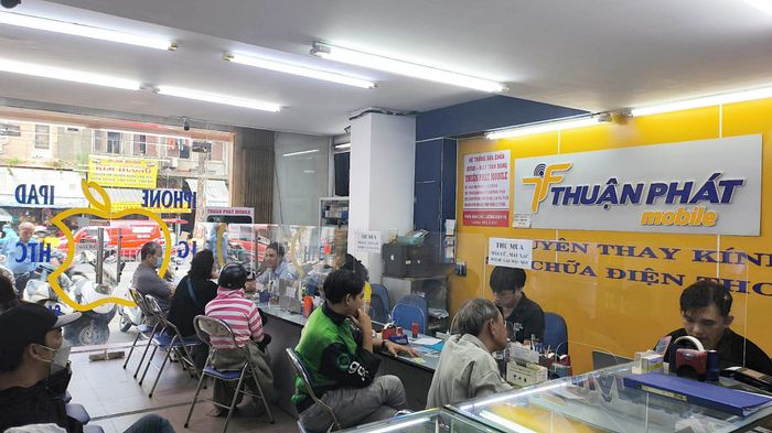 Hình ảnh hệ thống Thuận Phát Mobile - không gian làm việc chuẩn công nghệ với dây chuyền sửa chữa khép kín