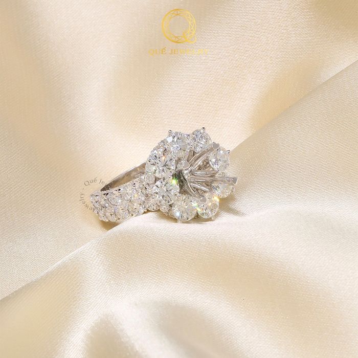 Không gian trưng bày trang sức kim cương cao cấp tại Quế Jewelry
