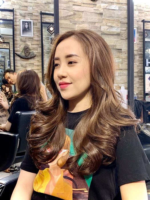 Khám phá thế giới làm đẹp đầy cảm hứng tại Minh Hair Salon qua góc nhìn thứ hai, nơi vẻ đẹp được nâng tầm.
