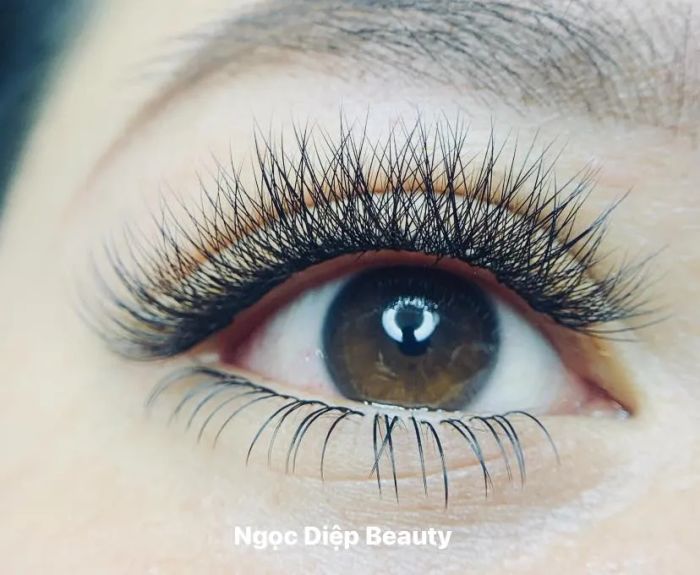 Học viên thực hành kỹ thuật nối mi tại Ngọc Diệp Beauty