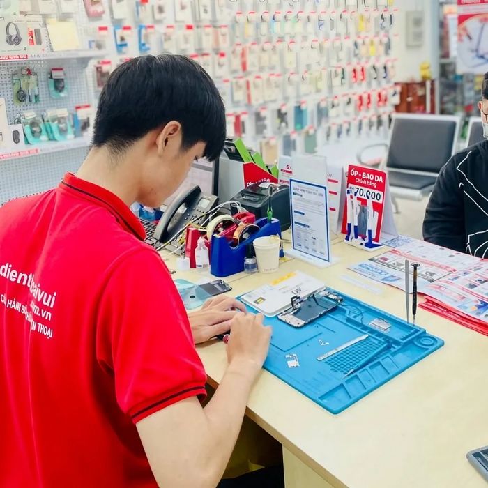 Hình ảnh đội ngũ kỹ thuật viên Điện Thoại Vui đang làm việc tỉ mỉ với trang thiết bị hiện đại