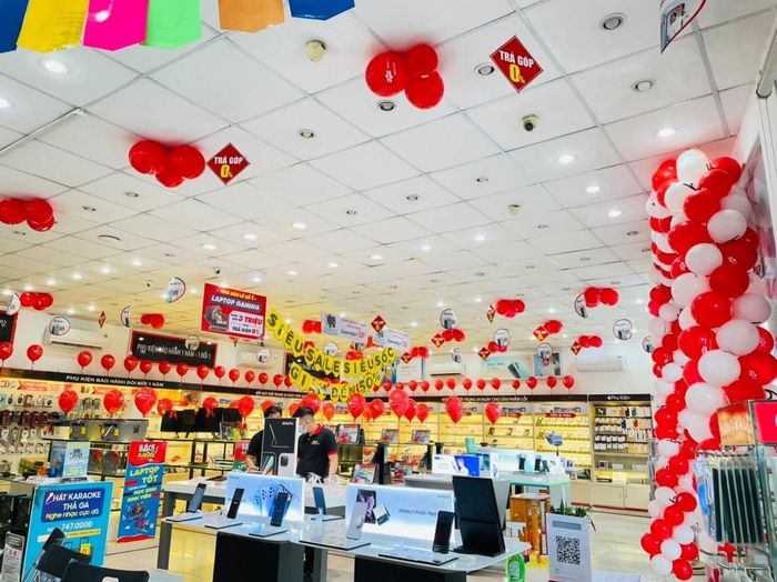 FPT Shop ảnh 1 - Không gian trưng bày sang trọng với đa dạng sản phẩm công nghệ