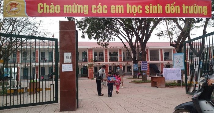 Hình ảnh Trường Tiểu học Phụng Châu - Ngôi trường khang trang với khuôn viên rộng rãi, phòng học hiện đại và sân chơi đầy màu sắc