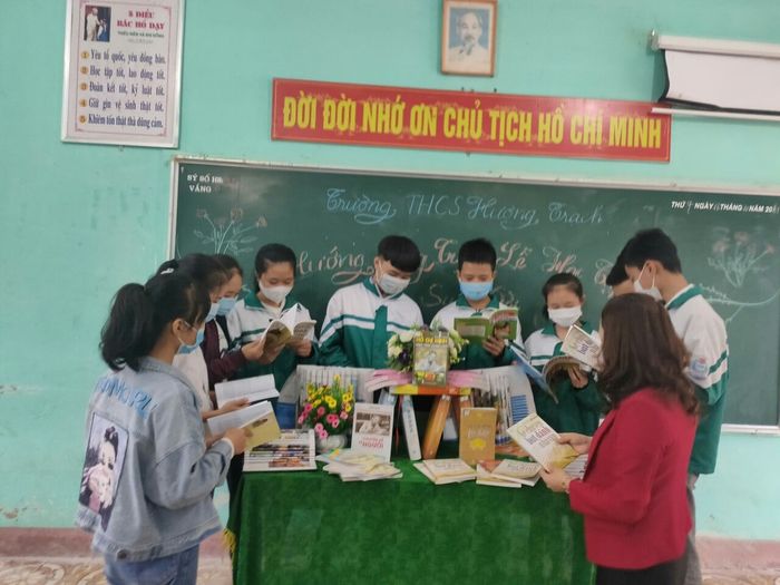 Với diện tích rộng rãi và khuôn viên nhiều cây xanh, trường mang đến một không gian học tập và vui chơi lý tưởng cho các em học sinh. Cơ sở vật chất được đầu tư và cải thiện, từ các phòng học kiên cố, đủ ánh sáng, đến trang thiết bị hiện đại phục vụ cho việc giảng dạy và học tập của thầy và trò.