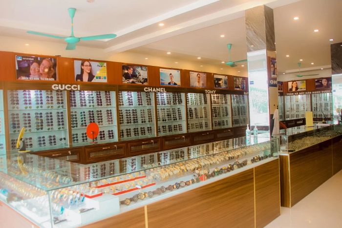 Hình ảnh phòng đo khúc xạ hiện đại tại Toản Hà Optics
