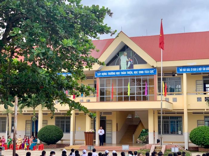 Khuôn viên rộng rãi với sân bóng 1000m² tại Trường Tiểu học Nguyễn Văn Cừ