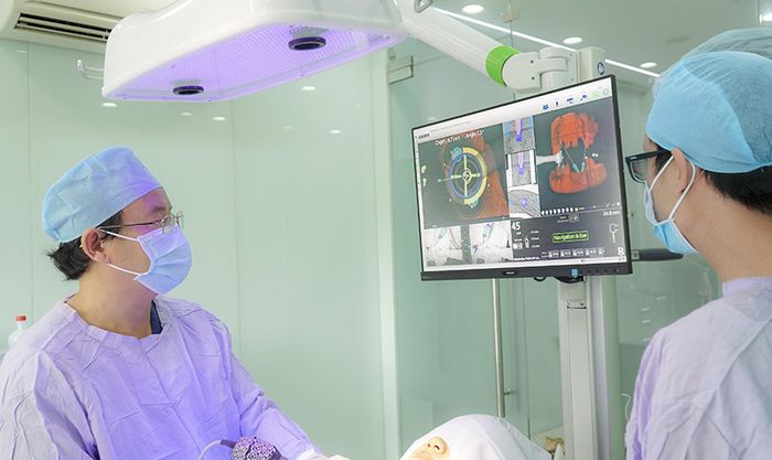Tiến sĩ – Bác sĩ Võ Văn Nhân tiên phong ứng dụng Robot định vị trong cấy ghép Implant tại Việt Nam – ảnh minh họa