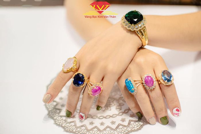 Vàng Bạc Kim Vân Thân ảnh 1 - Bộ sưu tập trang sức cao cấp với ánh kim lấp lánh, nơi mỗi đường nét chạm khắc đều thể hiện sự tinh tế của nghệ nhân vàng bạc.
