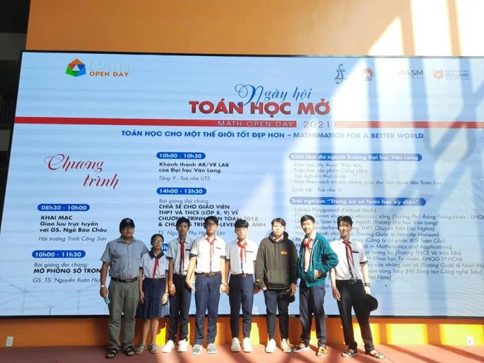 Cổng trường THCS Tân Túc với kiến trúc khang trang, hiện đại
