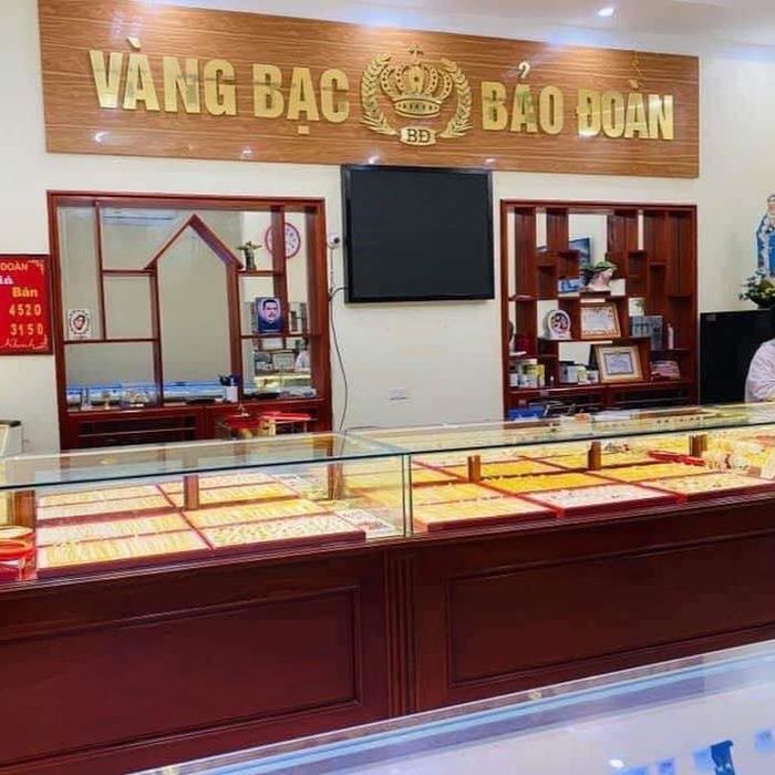 Vàng Bạc Bảo Đoàn ảnh 1 - Bộ sưu tập nhẫn cưới tinh xảo với họa tiết hoa văn truyền thống, kết hợp khéo léo cùng những viên đá quý lấp lánh.