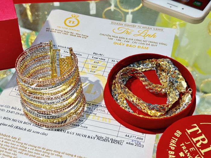 Trí Linh Jewelry ảnh 1 - Không gian trưng bày sang trọng với bộ sưu tập trang sức tinh tế